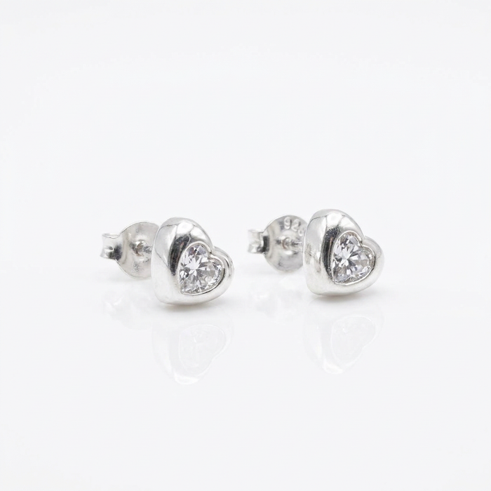 Aros Corazón Solitario - Plata 925: aros de corazón con circón en corte corazón, otro ángulo