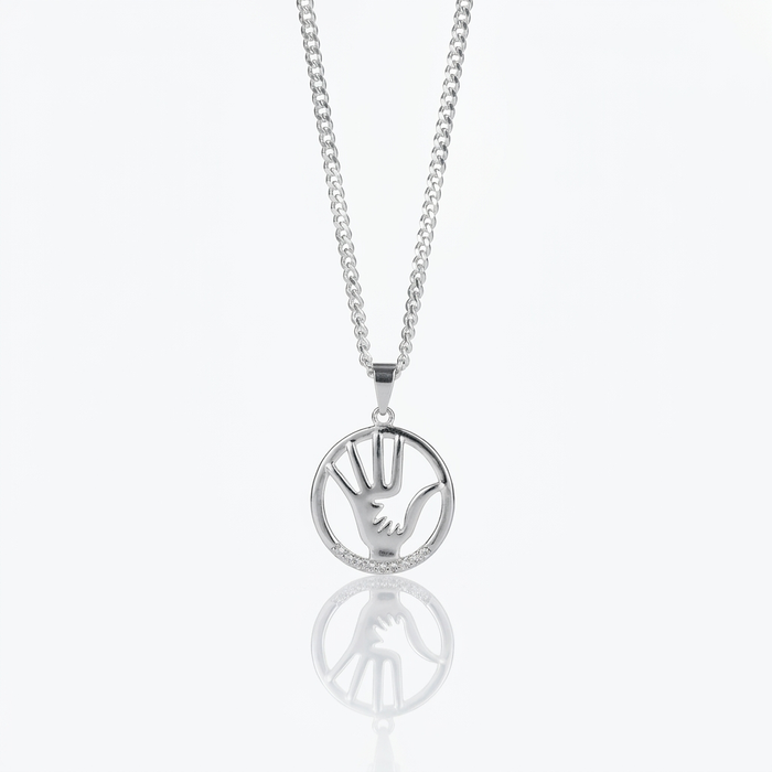 Collar Amor de Madre Plata 925: mano grande y mano pequeña dentro de un círculo