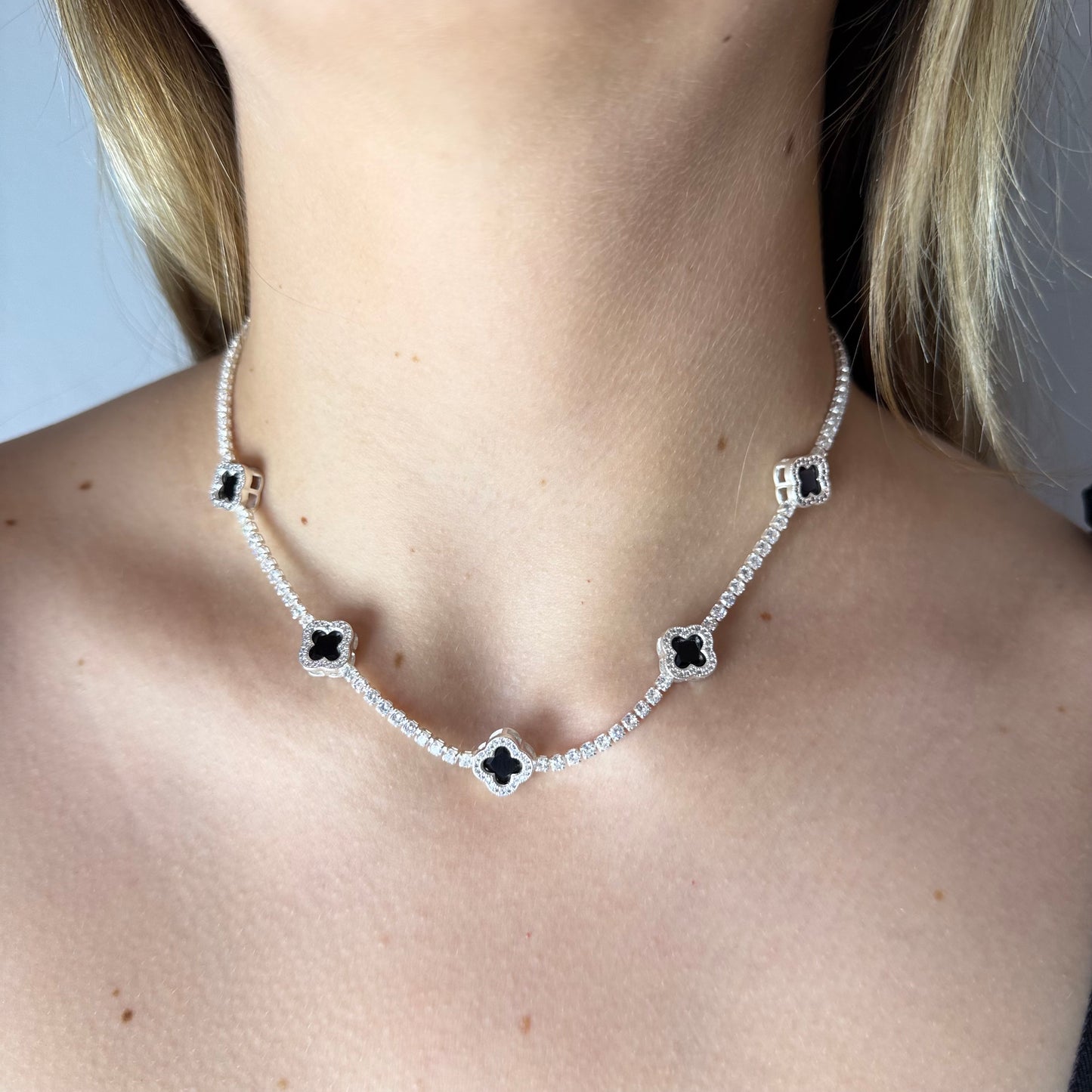 Collar Van Cleef micro circones negros