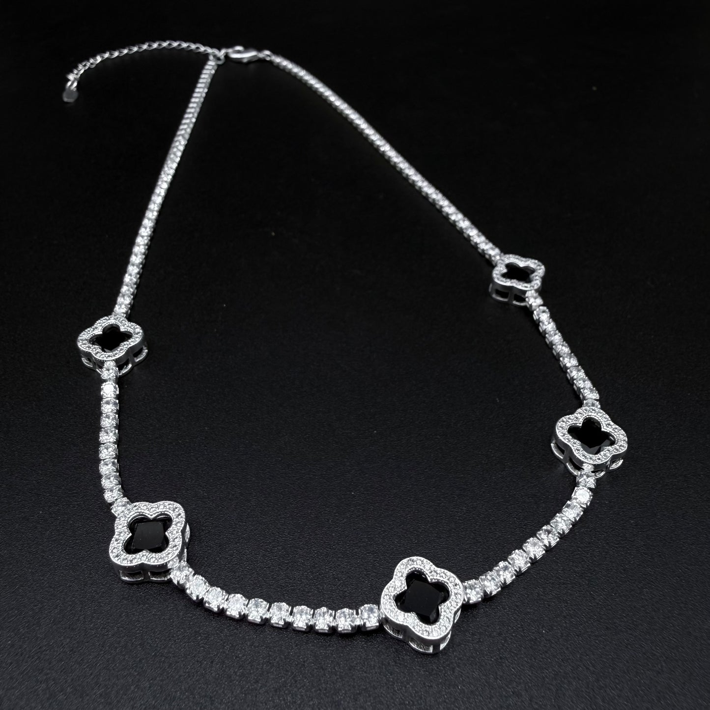 Collar Van Cleef micro circones negros