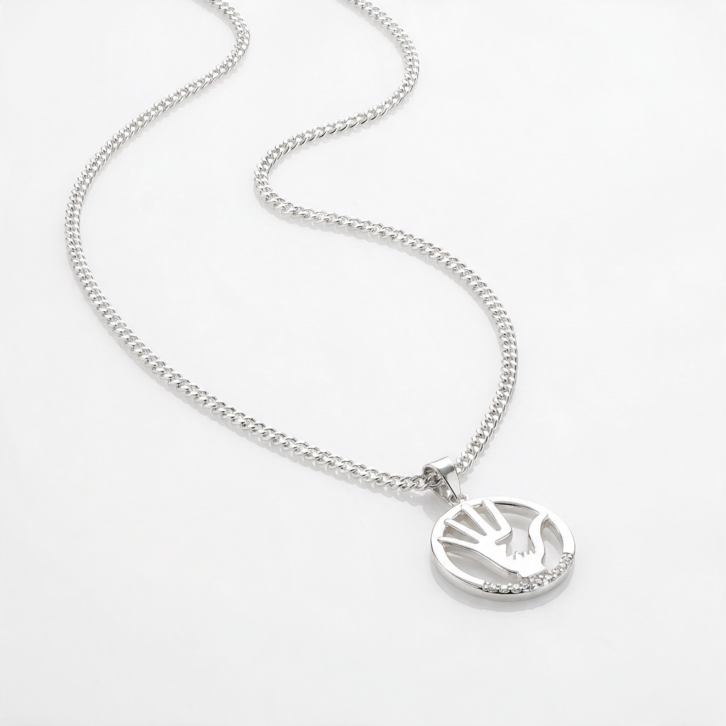 Collar Amor de Madre Plata 925: mano grande y mano pequeña dentro de un círculo, otro ángulo
