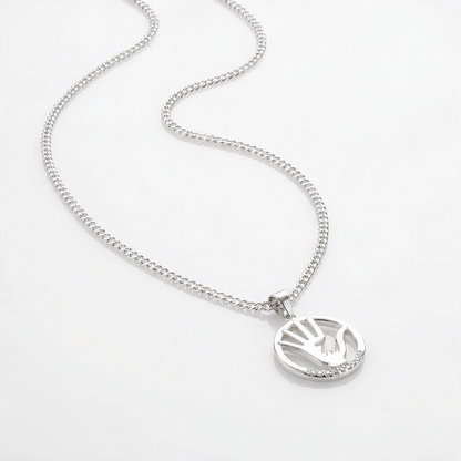 Collar Amor de Madre Plata 925: mano grande y mano pequeña dentro de un círculo, otro ángulo