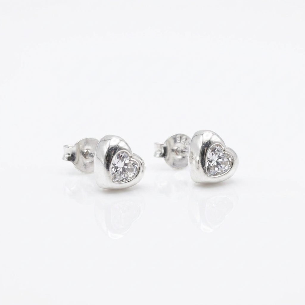 Aros Corazón Solitario - Plata 925: aros de corazón con circón en corte corazón, otro ángulo
