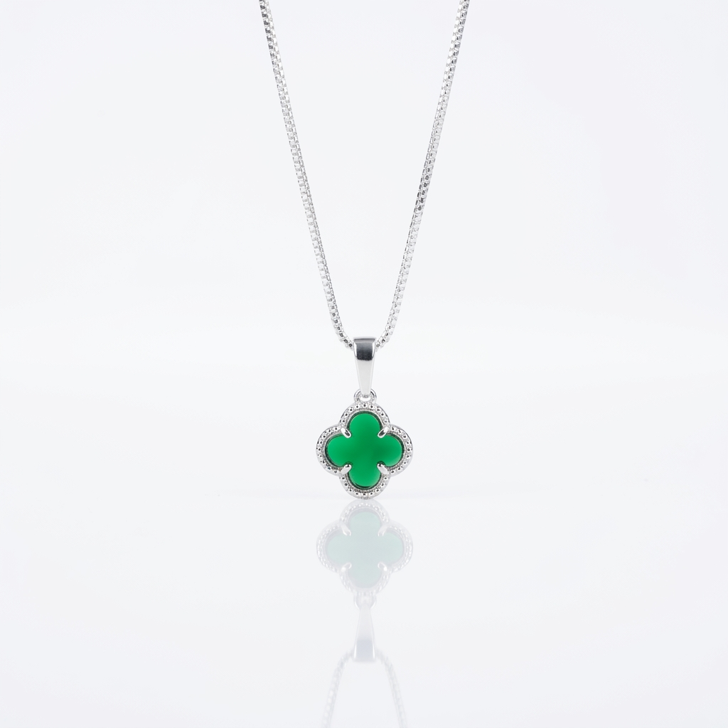 Collar Van Cleef Esmeralda Plata 925: trébol verde esmeralda con borde de circones, otro ángulo