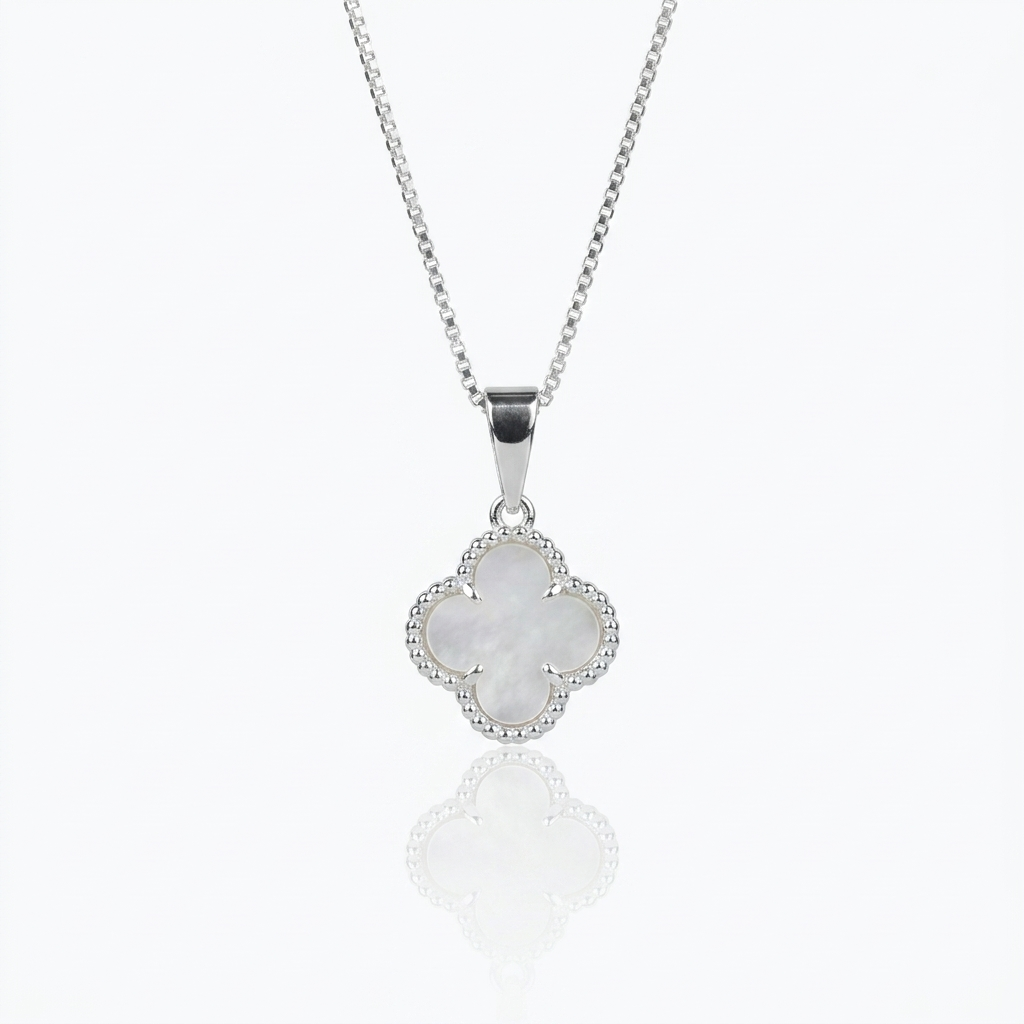Collar Van Cleef Blanco Clásico Plata 925: trébol blanco perlado con borde de bolitas, otro ángulo