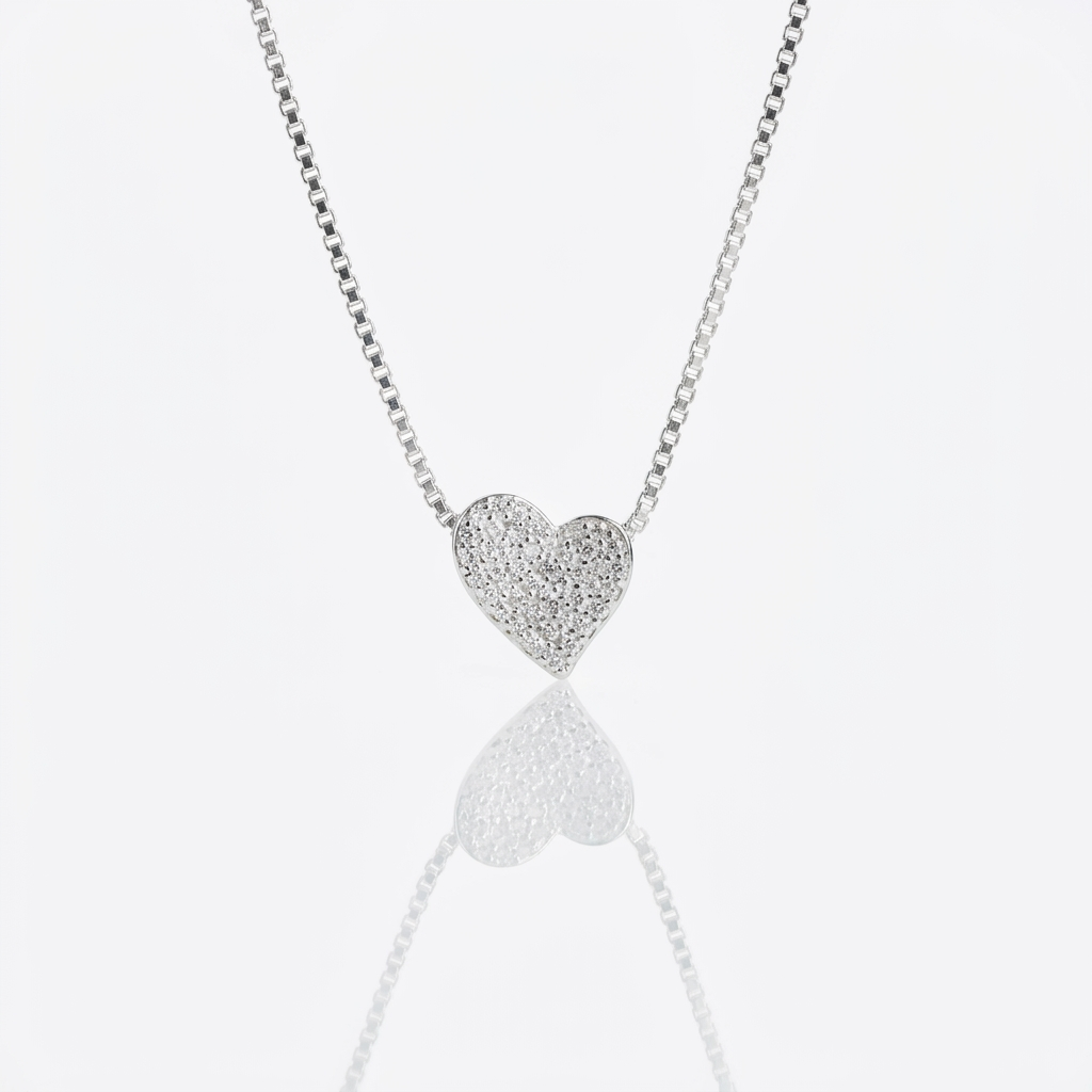 Collar Corazón Pavé Plata 925: corazón cubierto de micro circones, otro ángulo